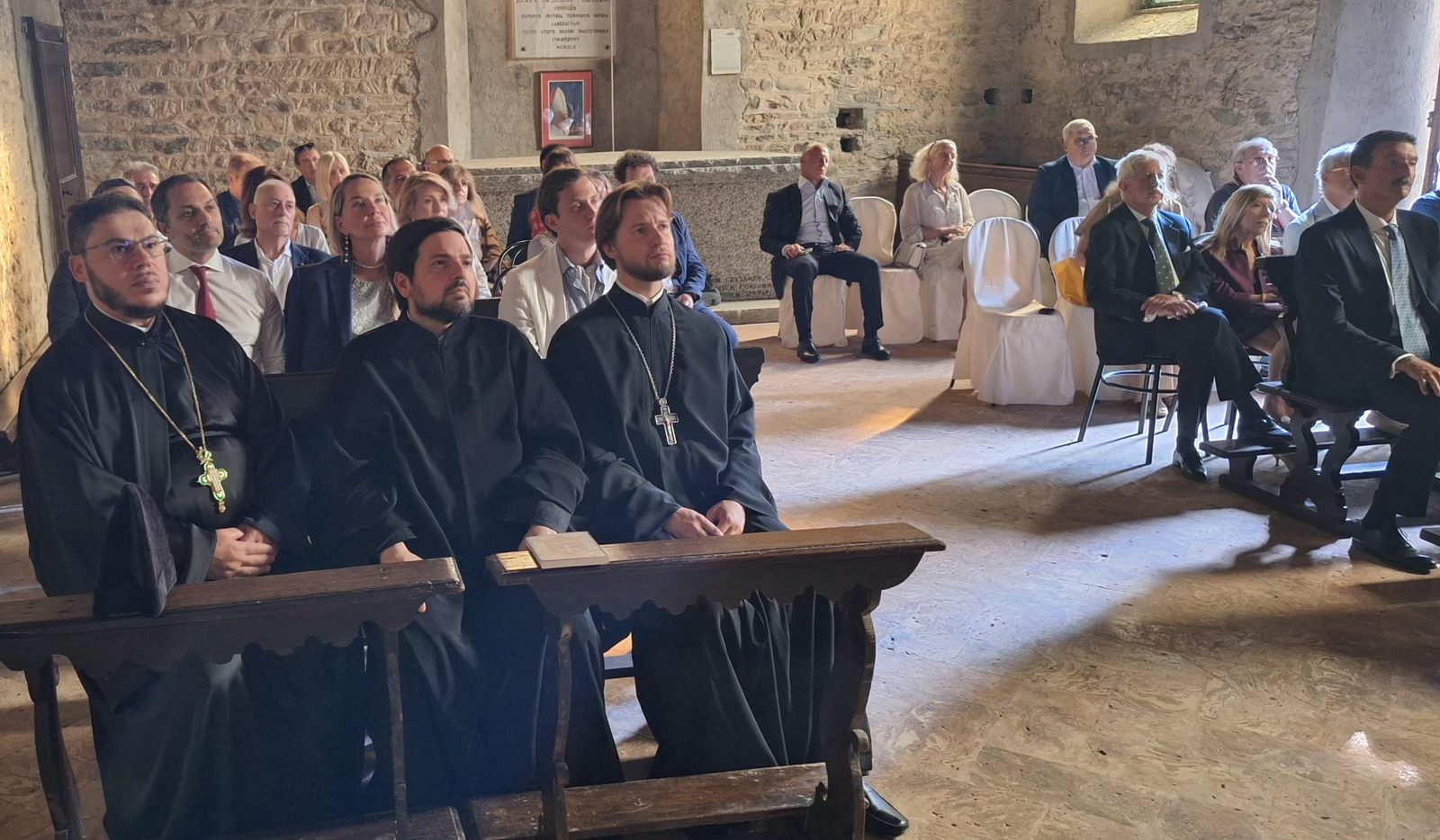I soci e il clero ortodosso riuniti durante una cerimonia del Circolo